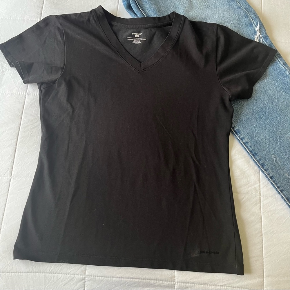 Patagonia Black Vneck Women Short‎ Sleeve Size Medium - Picture 3 of 4